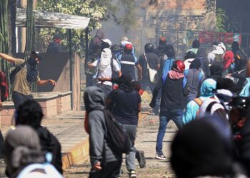 AMLO pide a normalistas de Ayotzinapa que “no abusen” en sus protestas