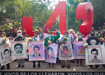 López Obrador insiste en reunión con padres de los 43 sin intermediarios; espera respuesta