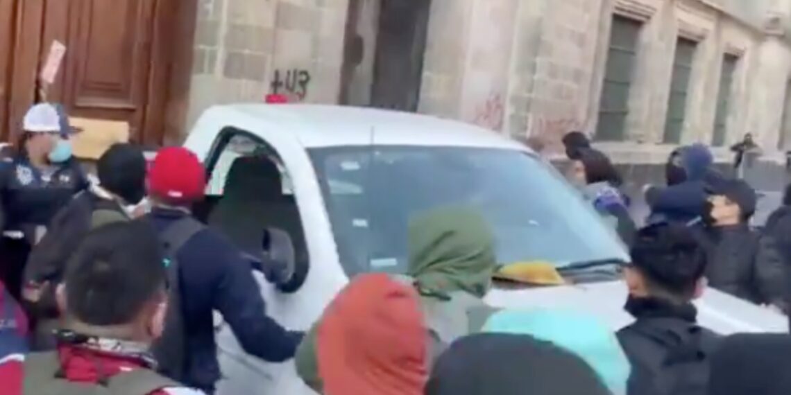 Estudiantes de Ayotzinapa rompen puerta de Palacio Nacional; AMLO acusa provocación