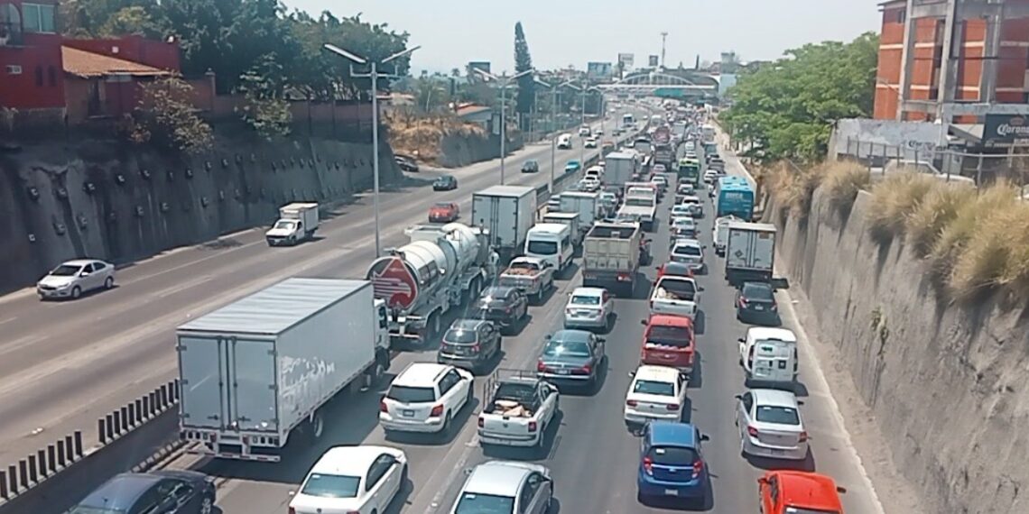 Salida a la México-Cuernavaca ‘a reventar’ por vacaciones de Semana Santa