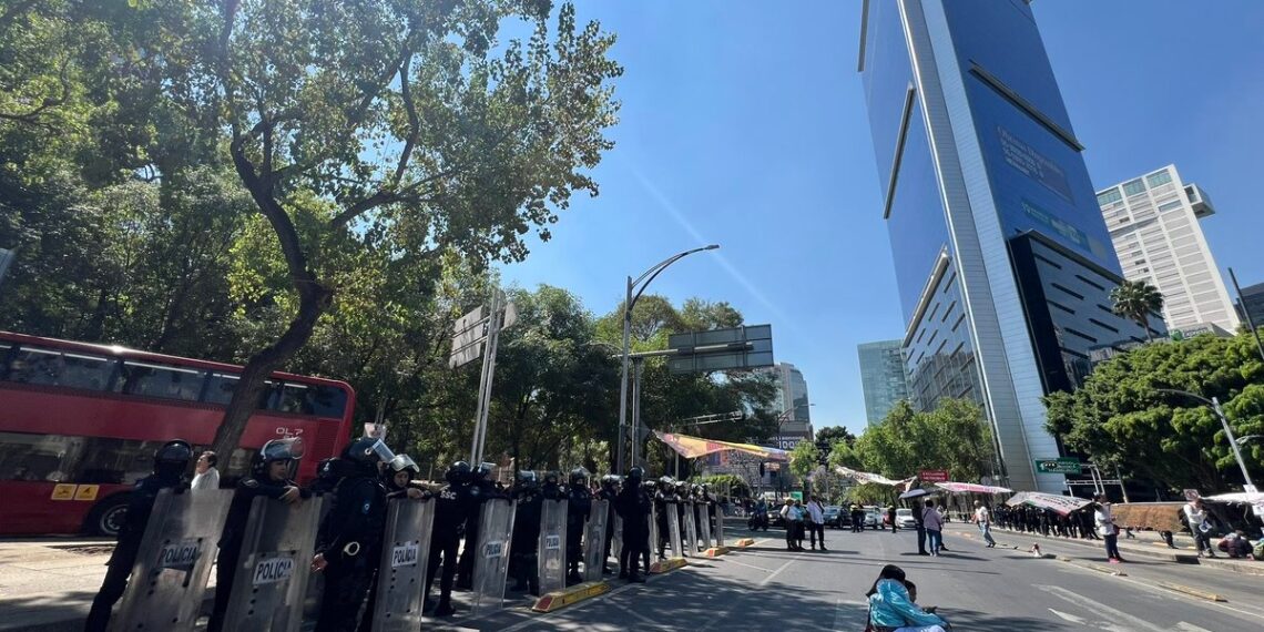 Provoca caos el bloqueo en Insurgentes y Reforma; hay un lesionado