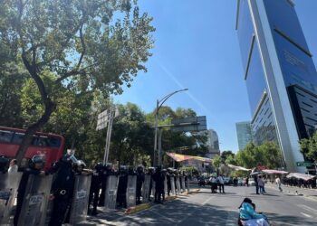 Provoca caos el bloqueo en Insurgentes y Reforma; hay un lesionado