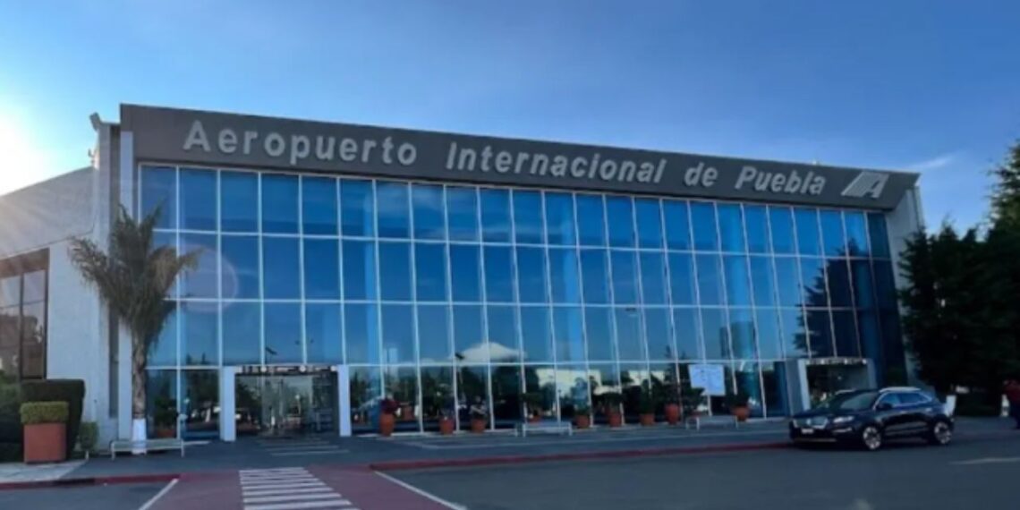Ceniza del Popocatépetl paraliza nuevamente el aeropuerto de Puebla