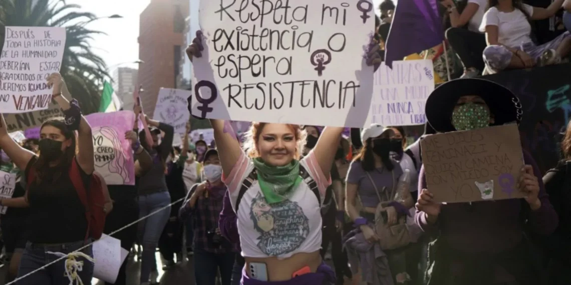 López Obrador pide que marcha del 8M sea pacífica y sin personas encapuchadas