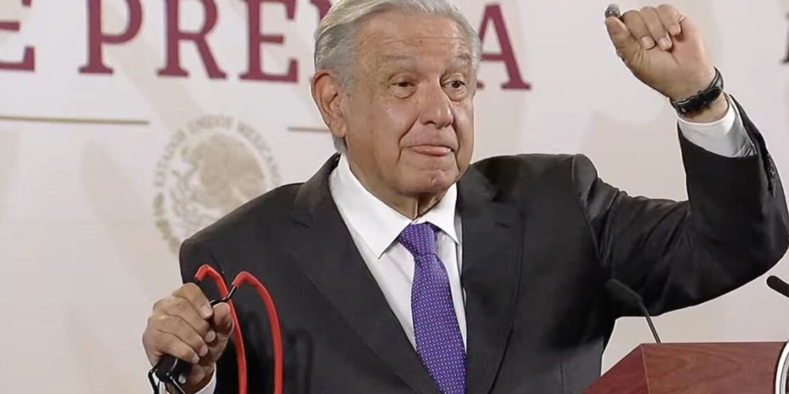 AMLO exhibe objetos usados por normalistas de Ayotzinapa en asalto a Palacio Nacional