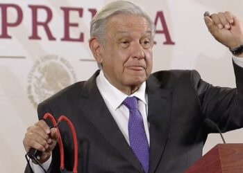 AMLO exhibe objetos usados por normalistas de Ayotzinapa en asalto a Palacio Nacional