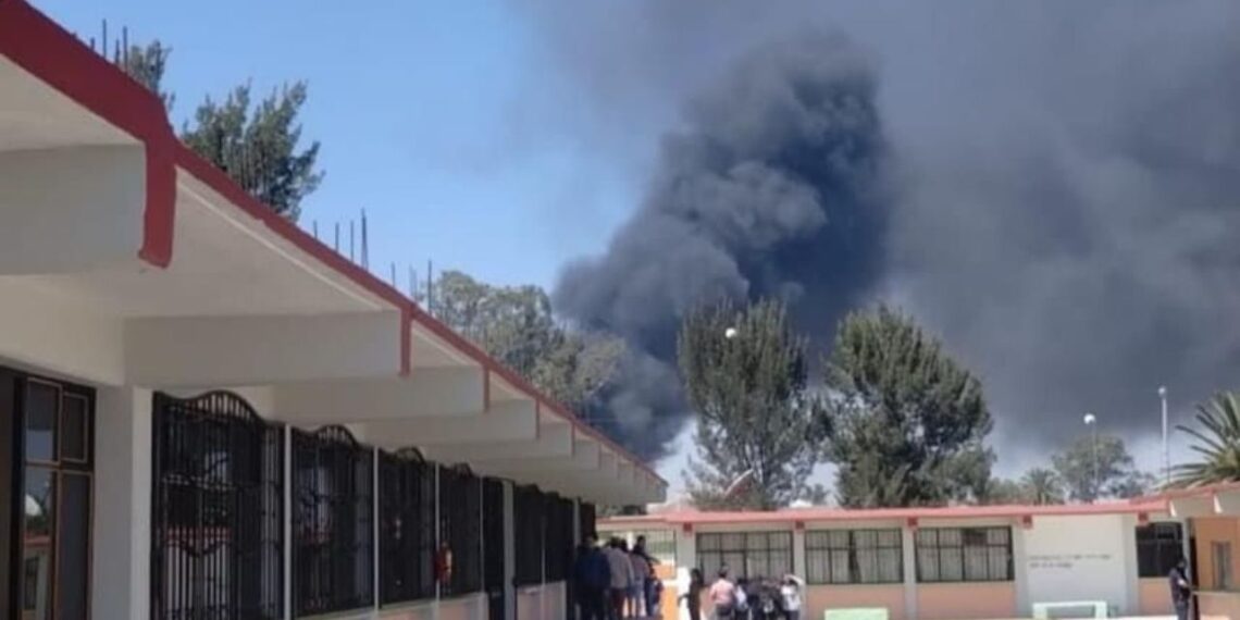 Bomberos atienden fuerte incendio en predio de Teoloyucan