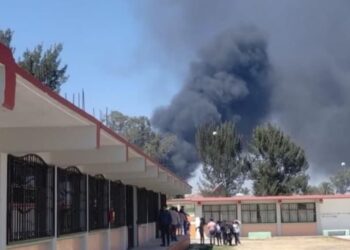 Bomberos atienden fuerte incendio en predio de Teoloyucan