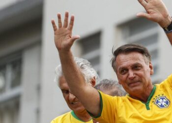 Acusan formalmente a Bolsonaro por hacer fraude con su registro de vacunación covid