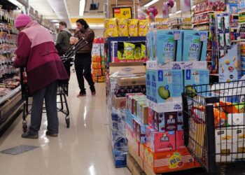 La inflación de EUA sube en febrero a 3.2% interanual