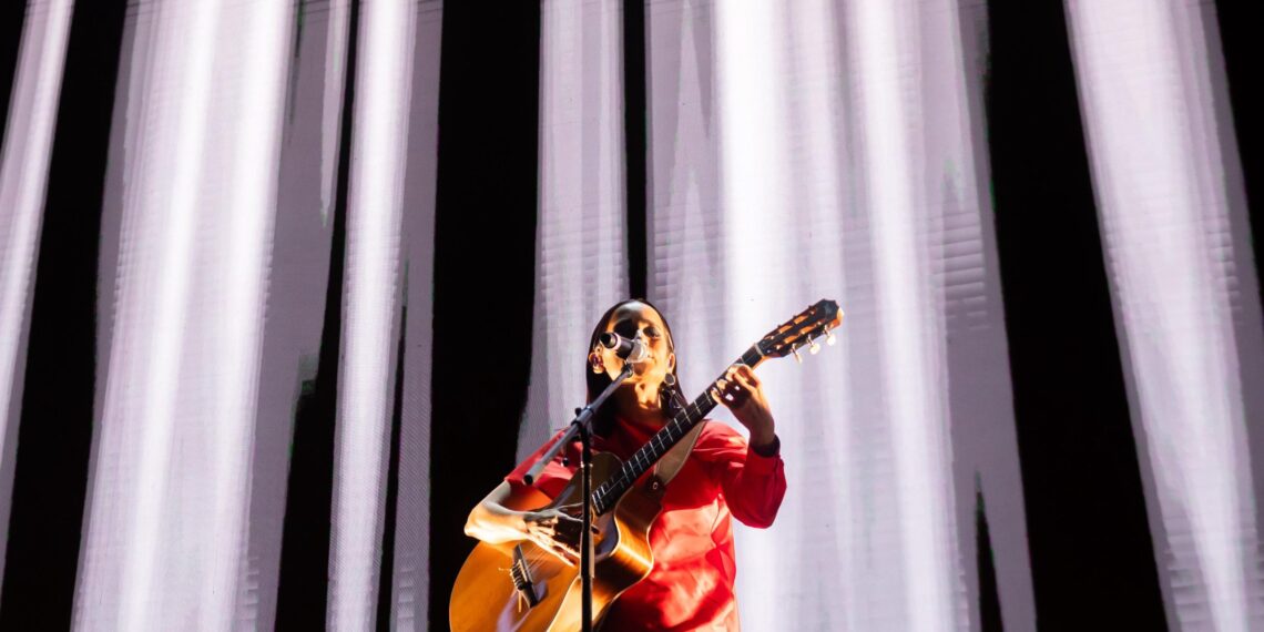 Canta Julieta Venegas gratis a 80 mil personas en el Zócalo CDMX