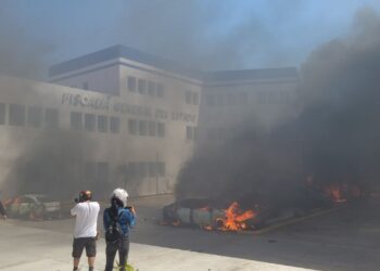 Normalistas lanzan petardos a Fiscalía de Guerrero e incendian vehículos