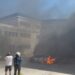 Normalistas lanzan petardos a Fiscalía de Guerrero e incendian vehículos