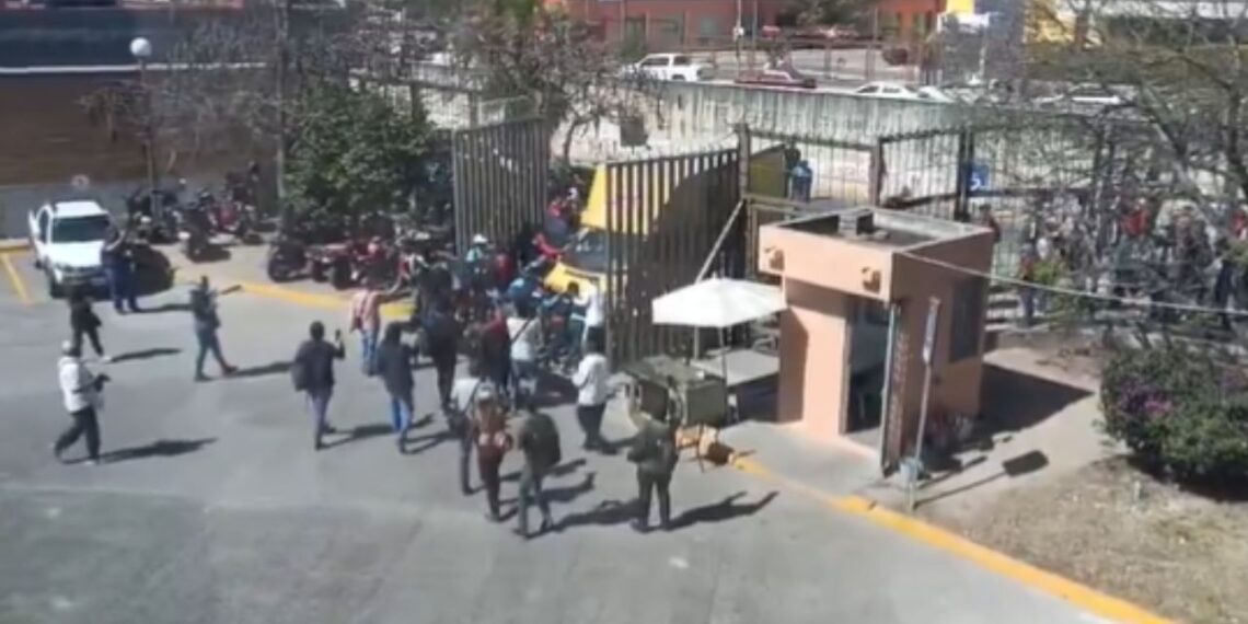 Normalistas irrumpen en el Palacio de Gobierno de Chilpancingo