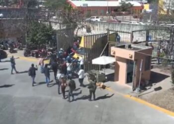 Normalistas irrumpen en el Palacio de Gobierno de Chilpancingo