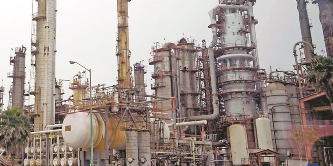 AMLO pide a Pemex informar sobre emisiones en Cadereyta para responder a Xóchitl Gálvez