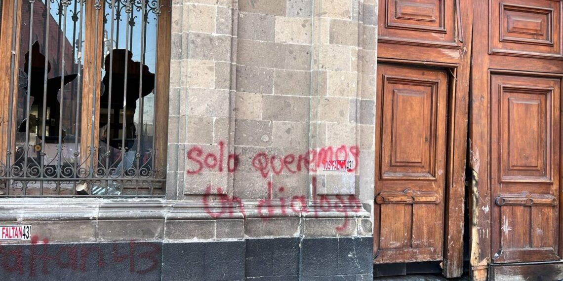Normalistas de Ayotzinapa derriban puerta de Palacio Nacional