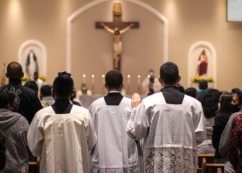 “Quieren crear un ambiente que no existe”: AMLO critica “compromiso por la paz” de la Iglesia