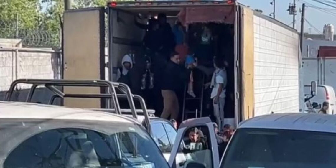 Rescatan a unos 200 migrantes de un tráiler en Coahuila
