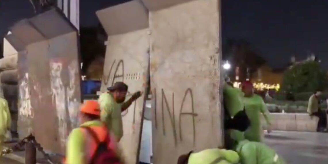 Colocan vallas a monumentos de CDMX previo a Marcha del 8M