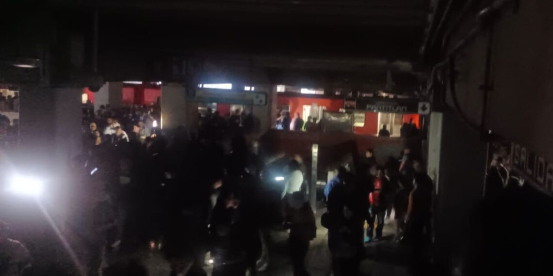 Apagón provoca caos en la Línea 9 del Metro CDMX