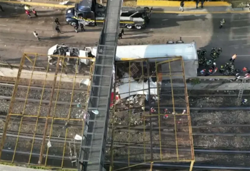 Quitarán puente peatonal de Circuito Interior CDMX tras fuerte choque de tráiler