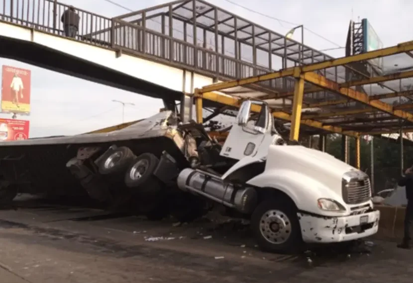 Muere chofer de tráiler que volcó en Circuito; descartan afectaciones ‘graves’ al Metro