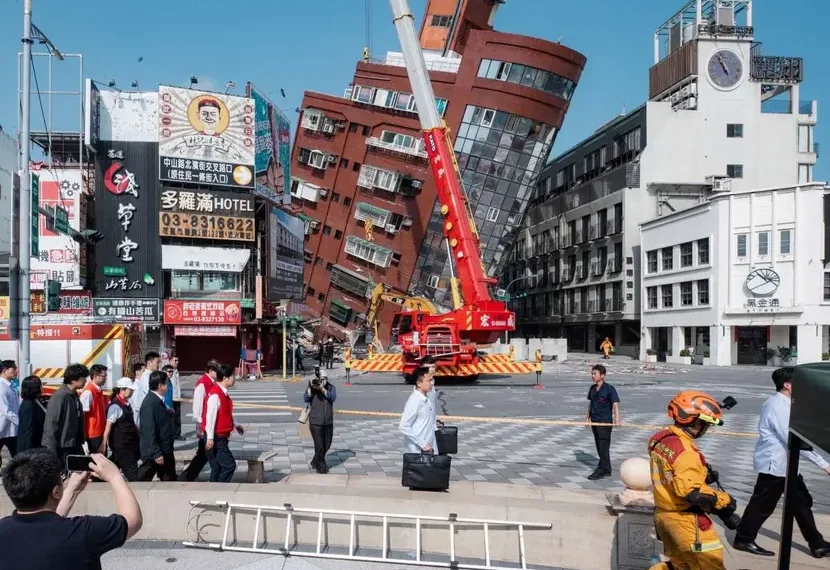 Suman 9 muertos y más de 800 heridos tras terremoto en Taiwán