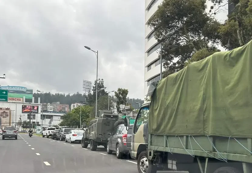 Policías y militares refuerzan seguridad a las afueras de la Embajada de México en Ecuador