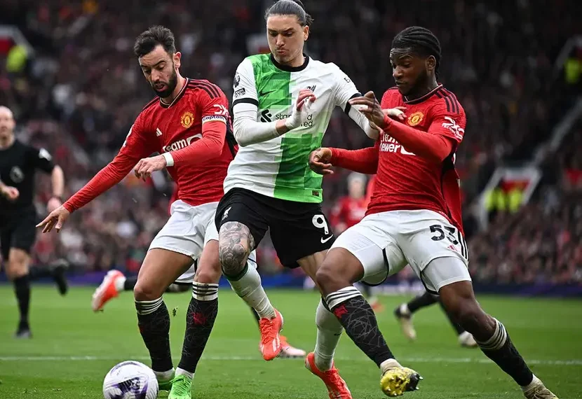 Liverpool no puede con Manchester United y pierde su liderato