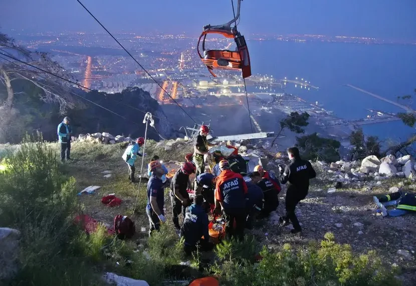 Rescatan a 174 personas tras accidente de un teleférico en Turquía