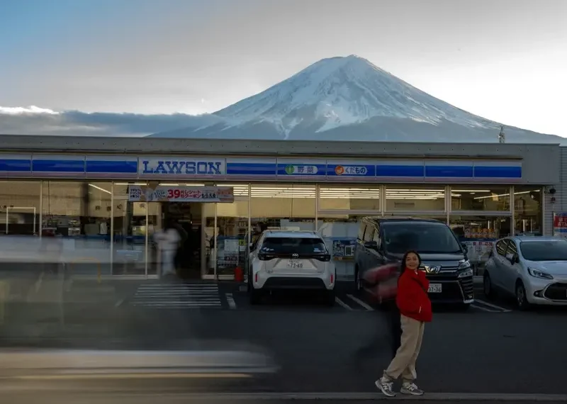 Por la turistificación, pueblito de Japón bloqueará la vista al Monte Fuji desde un minisuper