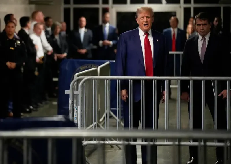 Juez que enjuicia a Trump lo multa con 9 mil dólares por desacato al tribunal