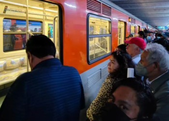 Detienen a 6 personas que intentaron estafar a un joven en Metro Hidalgo con un teléfono falso