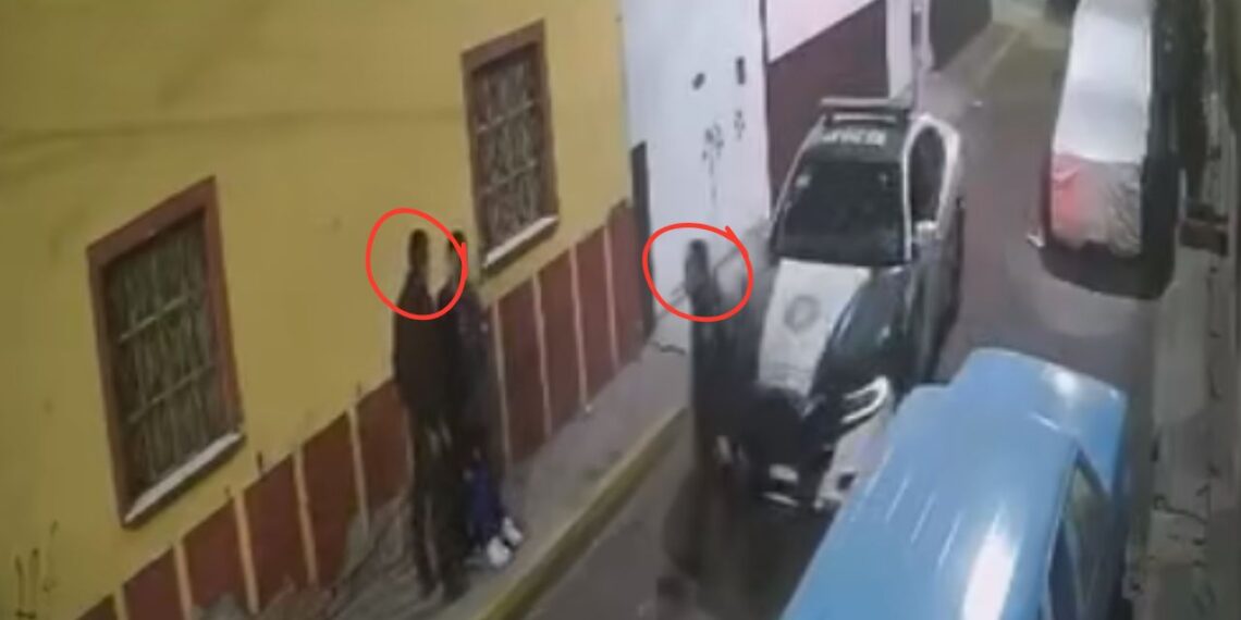 Captan en video a dos policías mientras golpean a una pareja en Iztacalco