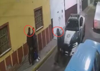 Captan en video a dos policías mientras golpean a una pareja en Iztacalco