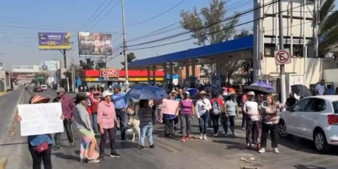 Vecinos de Ecatepec bloquean la López Portillo por falta de agua