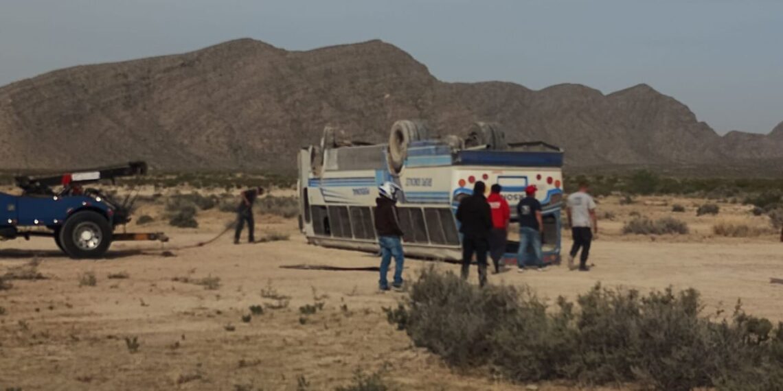 Autobús de trabajadores sufre volcadura en carretera de Coahuila; al menos 20 heridos