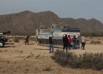 Autobús de trabajadores sufre volcadura en carretera de Coahuila; al menos 20 heridos