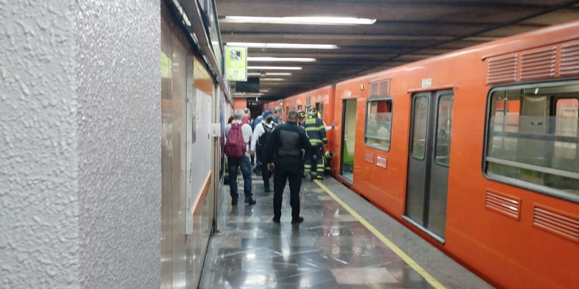 Mujer de 25 años sobrevive tras arrojarse a las vías del Metro Chabacano