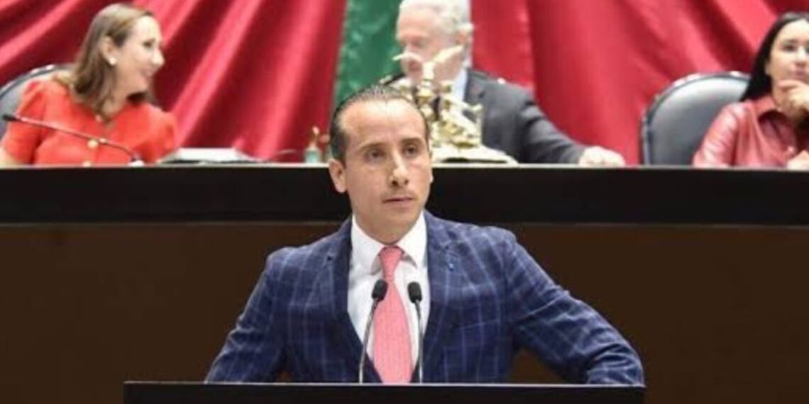 Candidato a alcaldía de Puebla es amenazado durante mitin en Totimehuacan