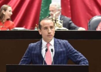 Candidato a alcaldía de Puebla es amenazado durante mitin en Totimehuacan