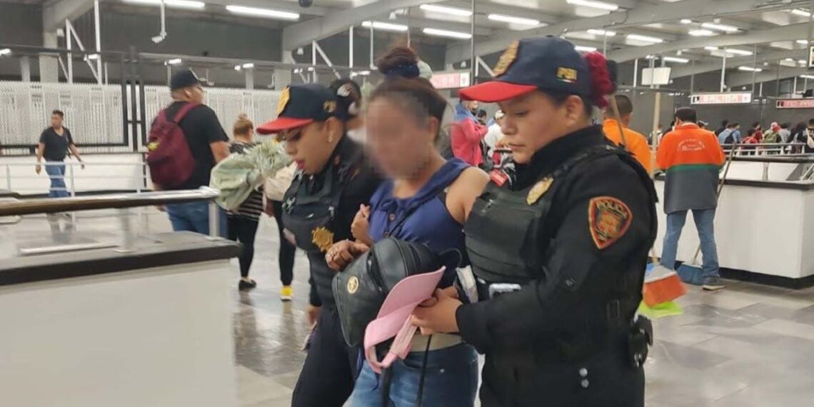 Policía evita que usuaria se arroje a vías del Metro en Pantitlán