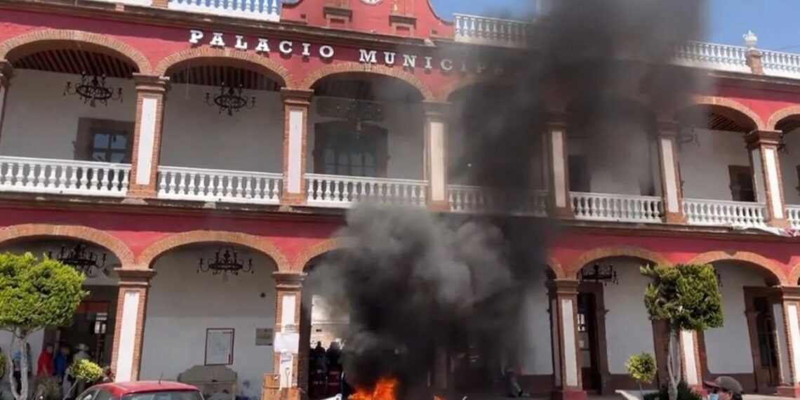 Protestan frente a Palacio Municipal de Otumba por inacción ante incendios forestales