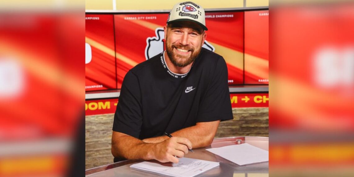 Travis Kelce, novio de Taylor Swift, extiende su contrato con Chiefs