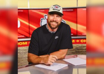 Travis Kelce, novio de Taylor Swift, extiende su contrato con Chiefs