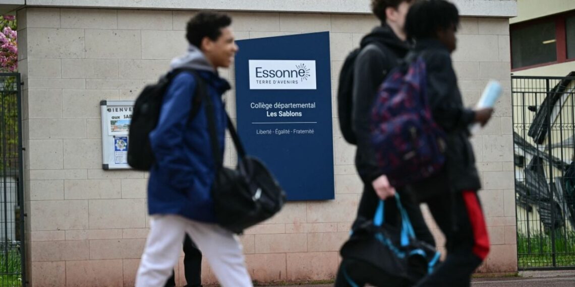 Adolescente muere tras brutal golpiza a la salida de la escuela en Francia