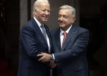 AMLO agradece a Biden condena por asalto a embajada mexicana en Quito