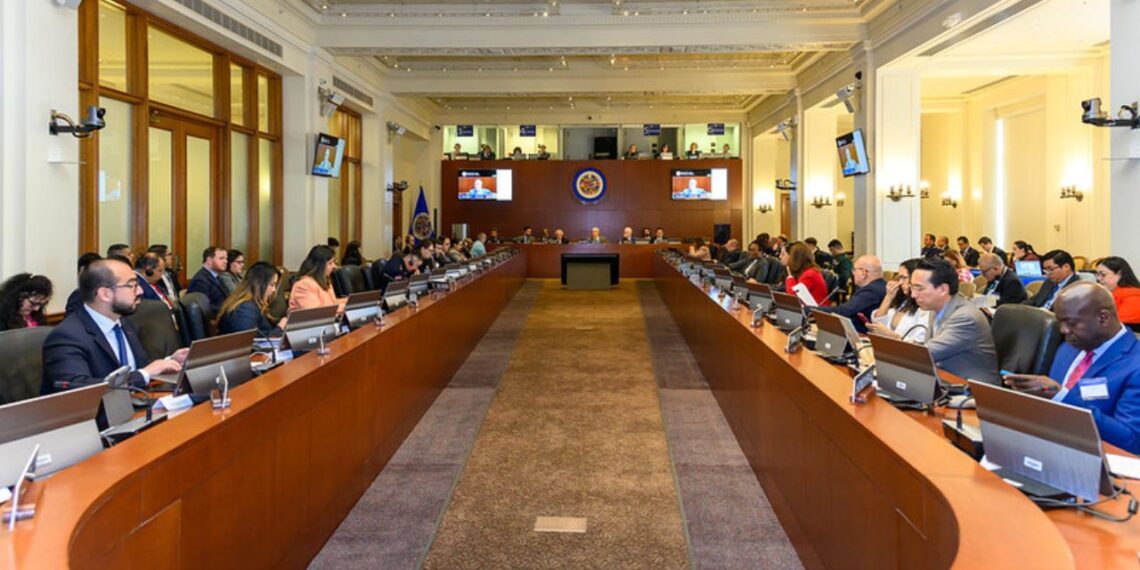 AMLO aplaude condena de la OEA al asalto a la Embajada mexicana en Ecuador