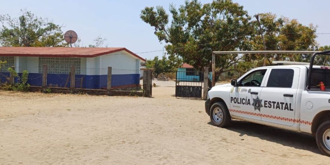 Hombres armados asaltan varias escuelas en Coyuca, Guerrero